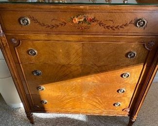 $500
ANTIQUE 2 TWIN SIZE BEDS / 2 NIGHTSTANDS AND DRESSER
BEDROOM SET BY IRWIN FURNITURE
BED MEASURES
42”W x 79”L x 44”H
DRESSER MEASURES
40”W x 23”D x 48”H
NIGHTSTAND MEASURES
18”W x 14”D x 28.5”H