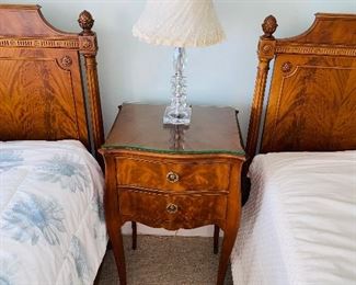 $500
ANTIQUE 2 TWIN SIZE BEDS / 2 NIGHTSTANDS AND DRESSER
BEDROOM SET BY IRWIN FURNITURE
BED MEASURES
42”W x 79”L x 44”H
DRESSER MEASURES
40”W x 23”D x 48”H
NIGHTSTAND MEASURES
18”W x 14”D x 28.5”H