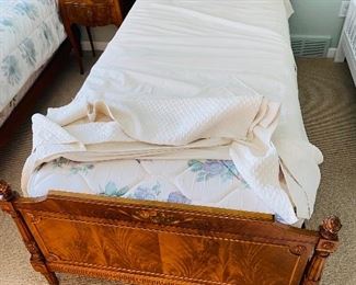 $500
ANTIQUE 2 TWIN SIZE BEDS / 2 NIGHTSTANDS AND DRESSER
BEDROOM SET BY IRWIN FURNITURE
BED MEASURES
42”W x 79”L x 44”H
DRESSER MEASURES
40”W x 23”D x 48”H
NIGHTSTAND MEASURES
18”W x 14”D x 28.5”H