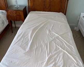 $500
ANTIQUE 2 TWIN SIZE BEDS / 2 NIGHTSTANDS AND DRESSER
BEDROOM SET BY IRWIN FURNITURE
BED MEASURES
42”W x 79”L x 44”H
DRESSER MEASURES
40”W x 23”D x 48”H
NIGHTSTAND MEASURES
18”W x 14”D x 28.5”H