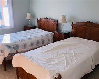 $500
ANTIQUE 2 TWIN SIZE BEDS / 2 NIGHTSTANDS AND DRESSER
BEDROOM SET BY IRWIN FURNITURE
BED MEASURES
42”W x 79”L x 44”H
DRESSER MEASURES
40”W x 23”D x 48”H
NIGHTSTAND MEASURES
18”W x 14”D x 28.5”H