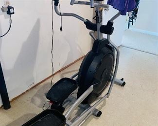 $600
SPIRIT XE295 ELLIPTICAL
70”L x 22”D x 63”H