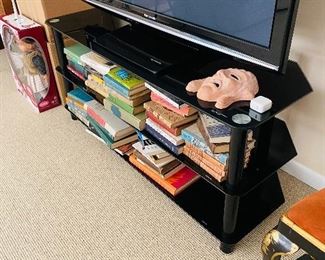 $60
TV STAND
52”L x 19”D x 23.5”H