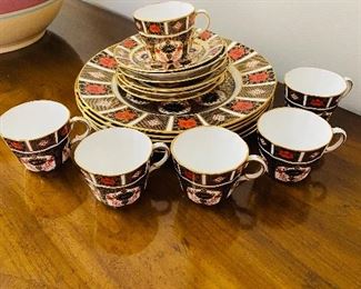 $450
OLD IMARI BY ROYAL CROWN DERBY 5 PLACE SETTING TEA CUPS / PLATES SET