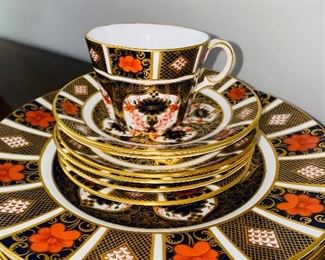 $450
OLD IMARI BY ROYAL CROWN DERBY 5 PLACE SETTING TEA CUPS / PLATES SET