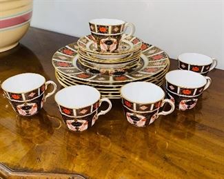 $450
OLD IMARI BY ROYAL CROWN DERBY 5 PLACE SETTING TEA CUPS / PLATES SET