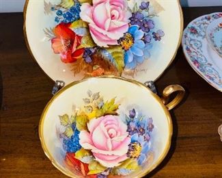 $300
JA BAILEY SIGNED AYNSLEY ENGLAND BONE CHINA CABBAGE ROSE TEA CUP