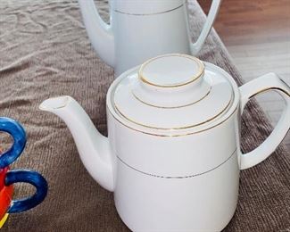 $45
ALFRED MEAKIN ENGLAND TEAPOTS WHITE / GOLD SET OF 2