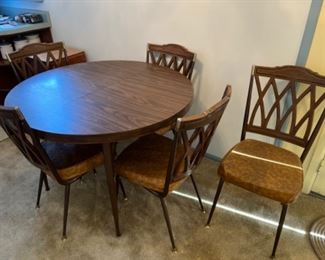 Expandable dining room table with two expansion inserts and 5 chairs. 