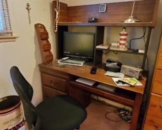 ▪︎Wood desk $65 obo
▪︎small office chair $25 obo
▪︎giants metal retro trash can $10 obo
▪︎desk lamp $10 obo
▪︎small computer monitor $15 obo