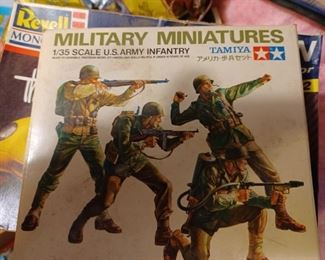 Miniature vintage army guys and Lincoln logs