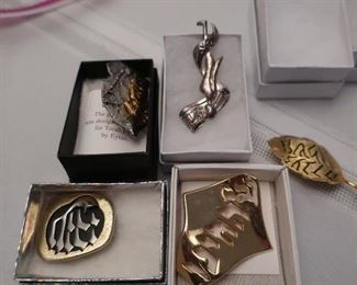 Katz  and  Brandes pin  -pendants