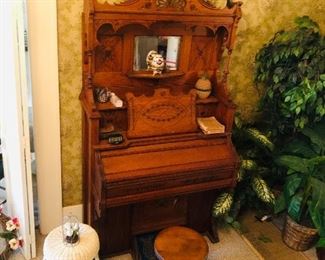 Antique pump organ 1880-1920 manufactured by the cable co Chicago USA