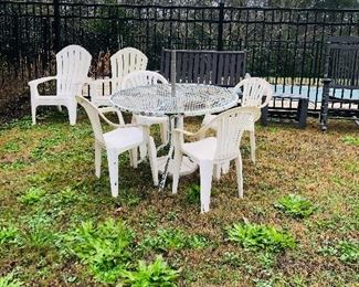 Patio table
Chairs 