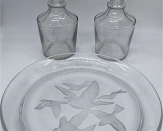 Lot 043
Sasaki Crystal Frosted Glass Bird Plate and Pair of Decanters