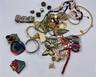 Lot 080
Group of Costume Jewelry