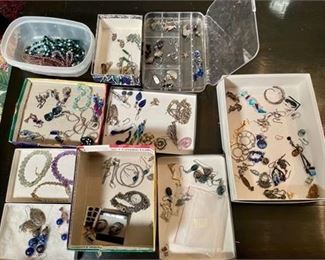 Lot 081
Group of Costume Jewelry