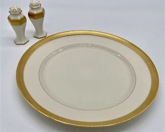 Lot 089
Lenox Gold Trimmed Dinner Plates and Salts