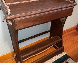 Vintage Accent Table w/Rope Accents!