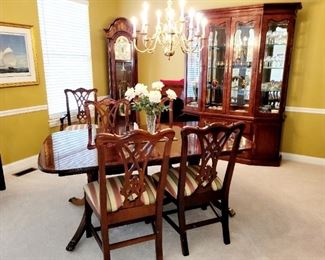 Thomasville, Dining Room Set. Table w/6 chairs, 2 leaves and custom table pads, china cabinet 