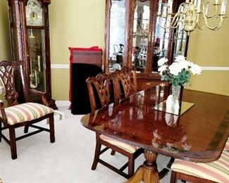 Thomasville, Dining Room Set. Table w/6 chairs, 2 leaves and custom table pads, china cabinet 