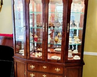 Thomasville, Dining Room Set. Table w/6 chairs, 2 leaves and custom table pads, china cabinet 