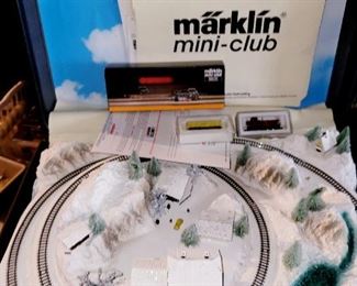 Marklin Trains, Maklin Mini club, Suitcase set with engine and 2 cars 