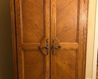 Bernhardt armoire, solid oak, in excellent condition 