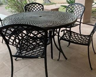 60" Patio Table w 5 Chairs