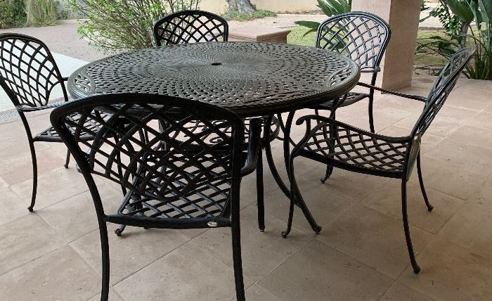 60" Patio Table w 5 Chairs