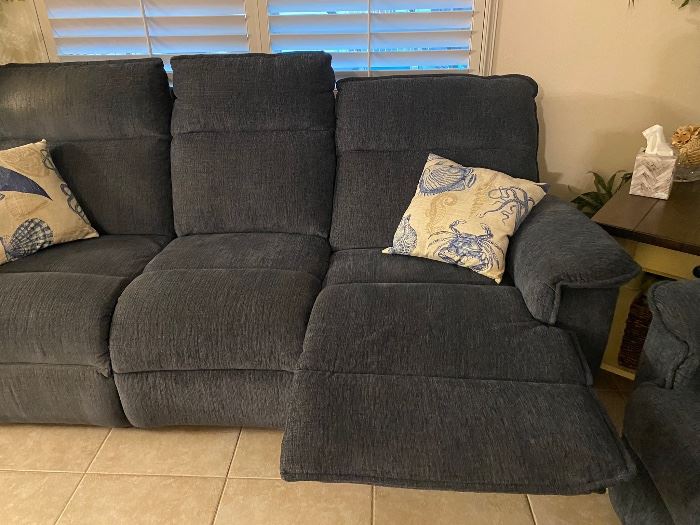 Dual recliner sofa