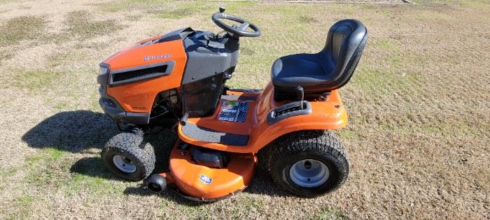 Husqvarna (Briggs) Lawn Tractor, YTH22V46 46 Inch 22 HP