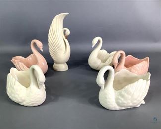 Lenox Swans
Set of 6 Swans 2 pink, and 4 white -Lennox made in the USA- Tallest is 6", smaller ones are 5" and 4.5" long.