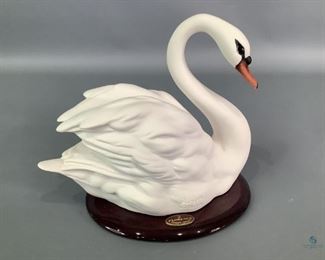 Giuseppe Armani Swan Sculpture
Florence sculture d'arte original by Giuseppe Armani. Made in Italy. Signed by artist and has original info tag. No visible chips or cracks,5.5"Hx6.5"W.