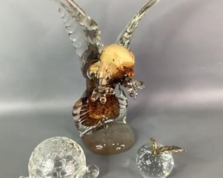 Glass Table Pieces
Includes a 3 inch clear apple,Anchor Hocking glass snail crystal box,and large 12 inch bald eagle piece.