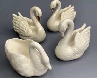 Lenox Swans
Four (4) Swans, Lenox. All are approximately 2".