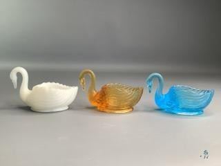 Swans
Three (3) Swans. White one is Milk Glass. Approximately 1.5". Can be used for tea lights.