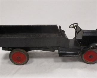 1920's TOY METAL DUMP TRUCK. UN-SIGNED. APPEARS TO BE A BUDDY-L. 26" LONG