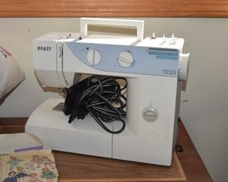 41 Pfaff 1030 Sewing Machine