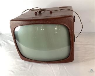 Vintage TV
Vintage tube TV that powers on! Radio Electronics Television Manufacturers Assoc 320. Brown exterior has some scuffs on the left side and back. Serial # 781888. Has original cord. 13"Hx16"Wx15"D.