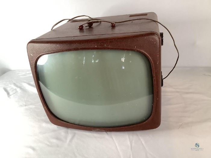 Vintage TV
Vintage tube TV that powers on! Radio Electronics Television Manufacturers Assoc 320. Brown exterior has some scuffs on the left side and back. Serial # 781888. Has original cord. 13"Hx16"Wx15"D.