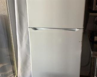 Magic Chef Refrigerator
Magic Chef Model HVDR1040W Refrigerator in working condition. H59" x W24" x D25". Good condition - slight scuff on front.