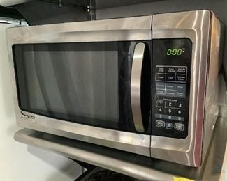Magic Chef Microwave
Magic Chef Model MM1711ST Microwave. H12" x W22" x D16". Powers on. Good condition
