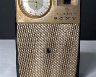 Vintage Sony Transistor Radio
Sony TRW-621 black and gold tone transistor radio. It has what appears to be a Seiko watch face on the front. Gold tone shows some wear. Unknown working condition.