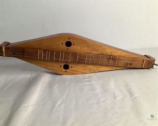 Vintage Mountain Dulcimer
Vintage mountain dulcimer with circles cutouts. Three string with minor wear on the wood.