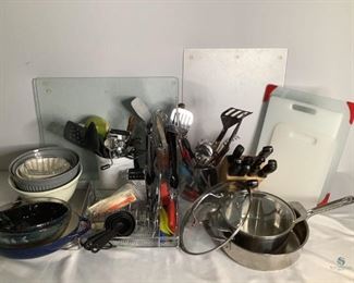 Kitchen Cookware
Several items in this lot including Emeril Lagasse skillet and pot with glass lid, cutting boards, cooking utensil, cutlery set and more!