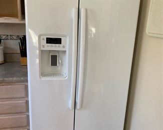 SOLD - GE Refrigerator, Only 5 years old  - Model GSE25HGHEHWW. Works like new.
