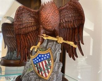 $ 60.00 - 1989 Franklin Mint Porcelain American Eagle (small repair on lower left wing)