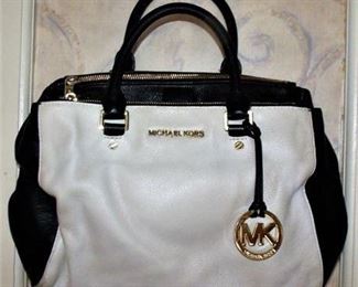 Lot 032
Michael Kors handbag