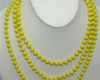 Lot 046
60" Yellow Glass necklace VTG